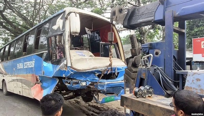 পাবনায় লাশবাহী অ্যাম্বুলেন্সের সঙ্গে বাসের সংঘর্ষে নিহত বেড়ে ৩