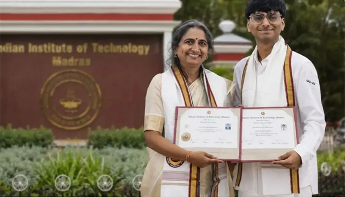 ​ছেলের সঙ্গে একই মঞ্চে ডিগ্রি নিলেন মা