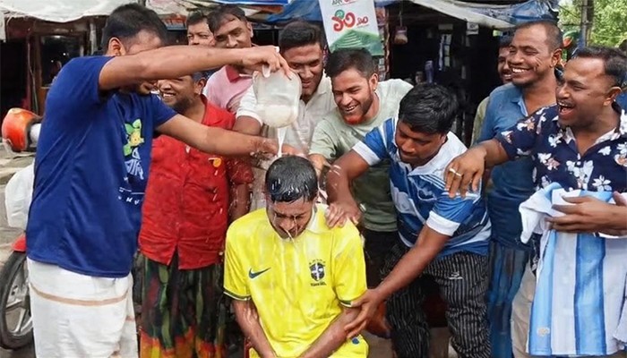 ​দুধ দিয়ে গোসল করে ব্রাজিল সমর্থকের আর্জেন্টিনায় যোগদান