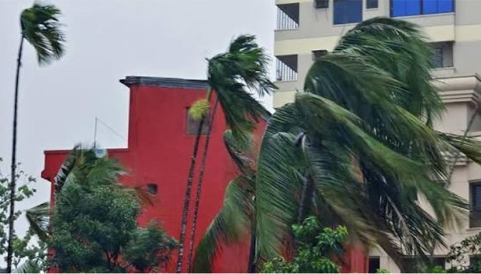 ​আট জেলায় ঝড়-বৃষ্টির শঙ্কা, নদীবন্দরে সতর্কসংকেত