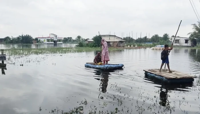 ভেলায় ভাসছে জীবন, পানিবন্দি শত শত পরিবার
