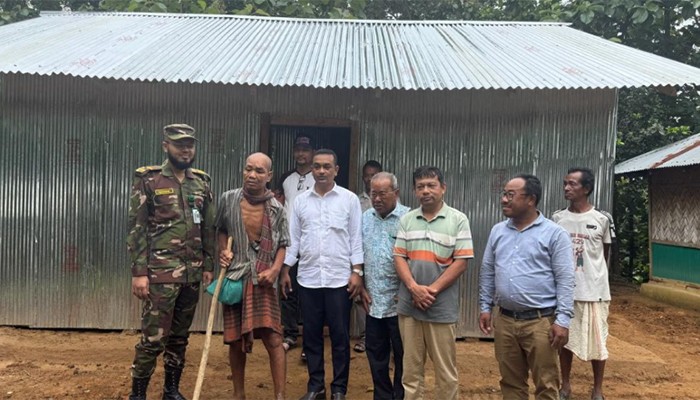 ​পাহাড় ধসে ঘর হারানো বৃদ্ধকে নতুন ঘর দিল সেনাবাহিনী
