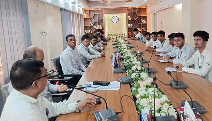 ​চট্টগ্রাম বোর্ডে দ্রুত পরীক্ষা শুরুর দাবিতে পরীক্ষার্থীদের স্মারকলিপি