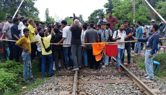 রাজশাহীতে রেলপথ অবরোধ, সারাদেশের সঙ্গে ট্রেন চলাচল বন্ধ