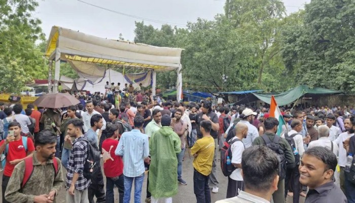 সেই একই জায়গা দখল করেছে ককরোচ জনতা পার্টি, উত্তপ্ত দিল্লি