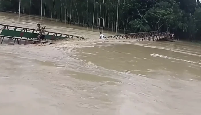 পাহাড়ি ঢলে মানুষসহ ভেসে গেল ব্রিজ, অল্পের জন্য রক্ষা পেল প্রাণ