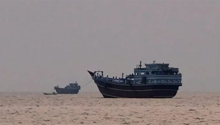 হরমুজ প্রণালীতে দুই তেলবাহী ট্যাঙ্কারে ভয়াবহ আগুন