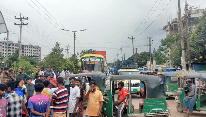গ্যাস না পেয়ে ঢাকা-ময়মনসিংহ মহাসড়ক অবরোধ অটোচালকদের