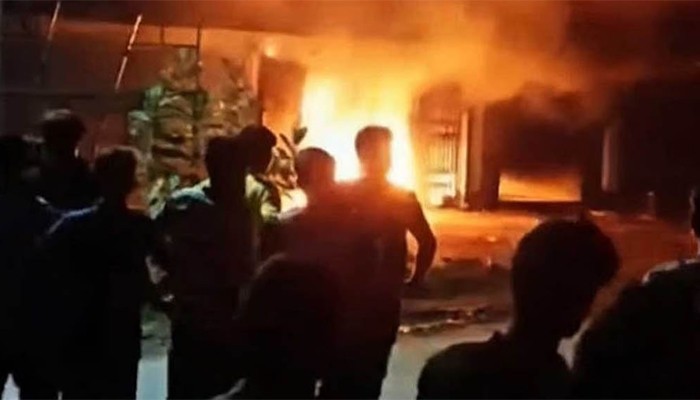 টিসিবির গুদাম আগুন, নেভাতে গিয়ে ভ্যানচালকের মৃত্যু