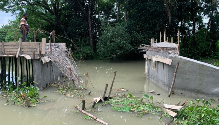 ধসে পড়ল গৌরনদীতে নির্মাণাধীন ব্রিজ
