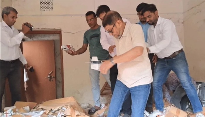 দরিদ্র মানুষ পায় না, অথচ সরকারি হাসপাতালের বাথরুমেও ওষুধ!