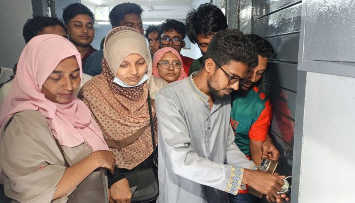 বরিশাল সিভিল সার্জনের অপসারণ দাবিতে বিক্ষোভ ও কক্ষে তালা