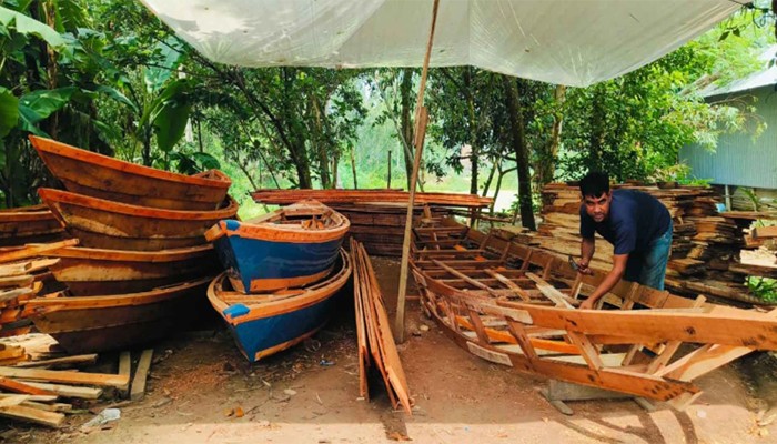 ​চলনবিলে বাড়ছে ডিঙি নৌকার কদর
