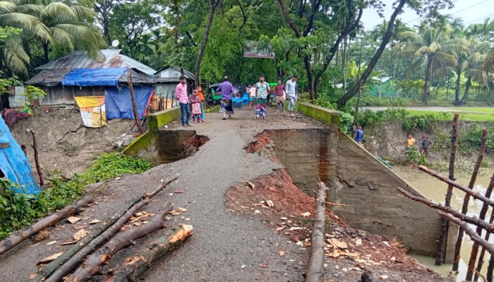 সংযোগ সড়কে ধস, এক সপ্তাহে উদ্যোগ নেই সংস্কারের