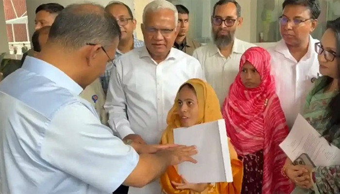 ​প্রতিবন্ধী তিন ব্যক্তির হাতে নিয়োগপত্র তুলে দিলেন প্রধানমন্ত্রী