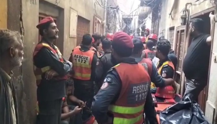 ​পাকিস্তানে বাড়ির ছাদ ধসে আটজনের প্রাণহানি