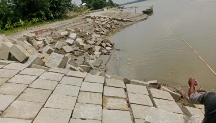৮ কোটি টাকার কাজ শেষের আগেই ধস, হুমকিতে স্কুল-লোকালয়