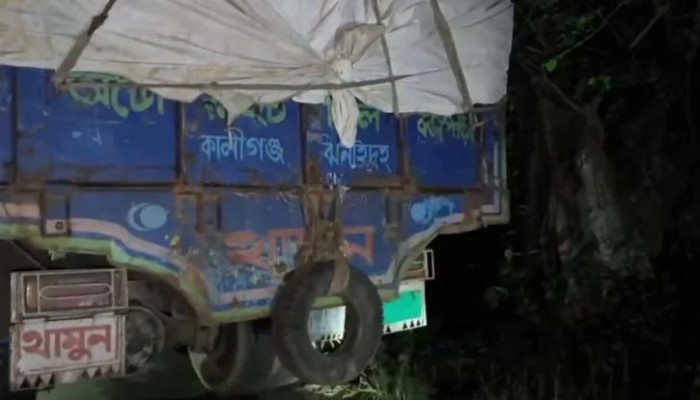 দিঘলিয়ায় ট্রাকচাপায় একই পরিবারের ৩ জন নিহত