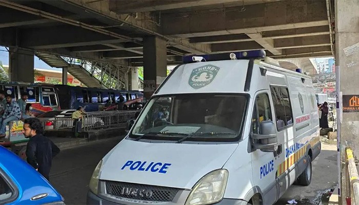 ​মিরপুরে বোমাসদৃশ বস্তু ঘিরে রেখেছে পুলিশ