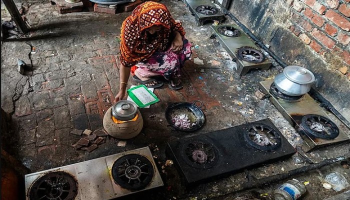 দু’সপ্তাহেও কাটেনি গ্যাস সংকট
