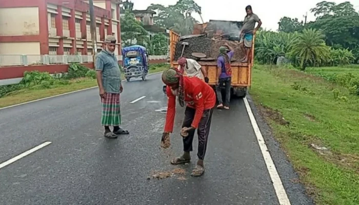 ১৩ কোটি টাকায় সড়ক সংস্কার: ১০ দিনেই উঠে গেছে পিচ