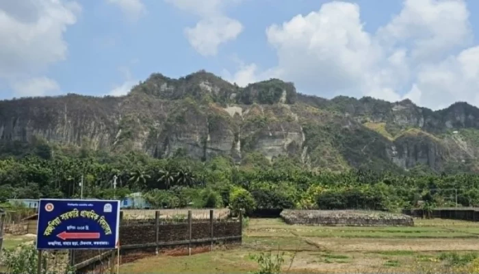 বাড়িঘর ছেড়ে চলে যাচ্ছে টেকনাফবাসি