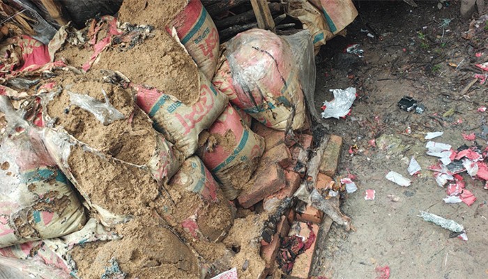 বরিশালে ঘরের পাশে রাখা বালুভর্তি বস্তায় বিস্ফোরণ, শিশুসহ দগ্ধ ৩