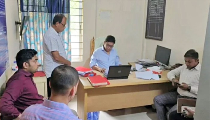 ভূমি অফিসের তহসিলদারসহ সব কর্মকর্তা-কর্মচারী বরখাস্ত