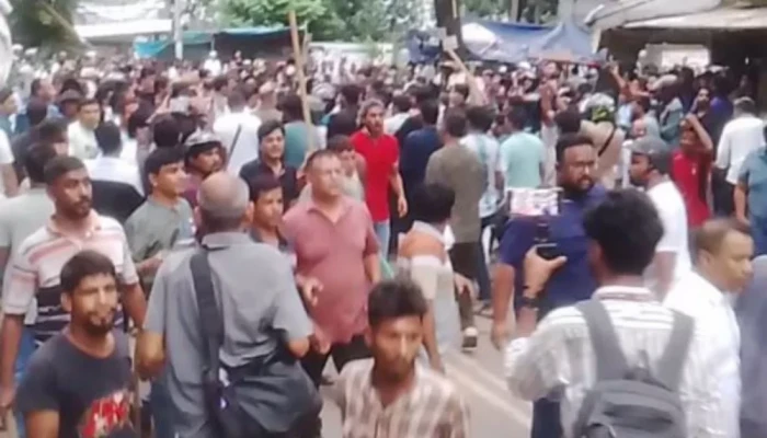 আলিয়া মাদ্রাসায় শিবির-ছাত্রদল সংঘর্ষ, আহত অন্তত ১০