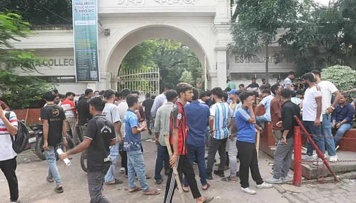 ঢাকা কলেজে ছাত্রদল-শিবির সংঘর্ষ, কয়েকজন আহত