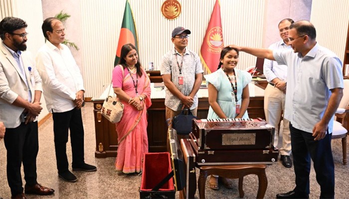​অনুশ্রীকে হারমোনিয়াম উপহার দিয়ে অনুশীলন চালিয়ে যেতে বললেন প্রধানমন্ত্রী