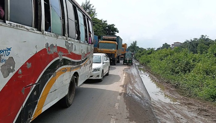 ঢাকা-চট্টগ্রাম মহাসড়কে ২ দিন ধরে যানজট, ভোগান্তিতে যাত্রীরা
