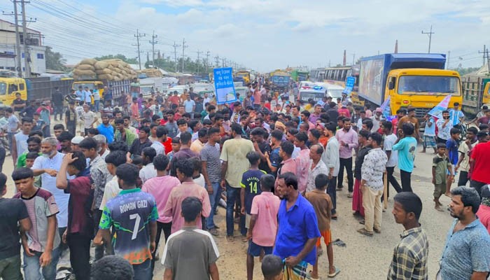 অবৈধ বালু উত্তোলনে বাধা দেওয়ায় গুলির অভিযোগ