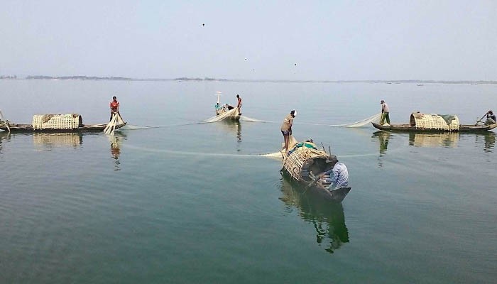 ১০৫ দিনের নিষেধাজ্ঞা শেষে কাপ্তাই হ্রদে নামার অপেক্ষায় জেলেরা