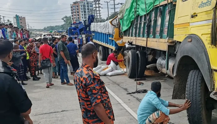 দাঁড়িয়ে থাকা ট্রাকে আরেক ট্রাকের ধাক্কা, বাবা-ছেলেসহ নিহত ৩