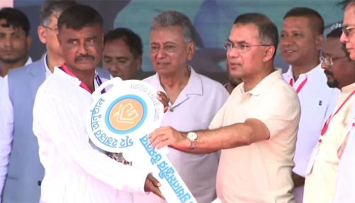 বন্যায় ক্ষতিগ্রস্তদের হাতে নতুন ঘরের চাবি তুলে দিলেন প্রধানমন্ত্রী