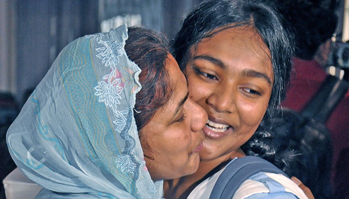 পাসের হার জিপিএ-৫ দুটিতেই এগিয়ে মেয়েরা