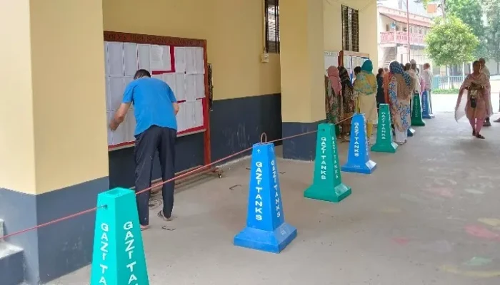 নেই সেই চিরচেনা রুপ: ফাঁকা নোটিশ বোর্ড, চোখ মোবাইলের স্কিনে