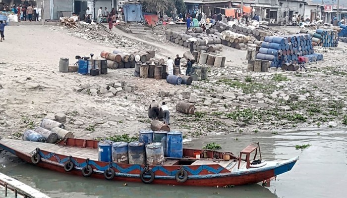 ​ভৈরব-আশুগঞ্জে মেঘনায় সরকারি তেল পাচারের মহোৎসব