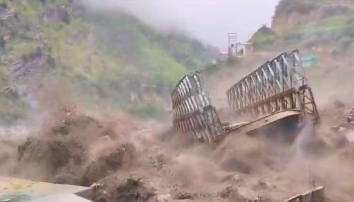 পানির তোড়ে কয়েক সেকেন্ডেই ভেসে গেল সেতু