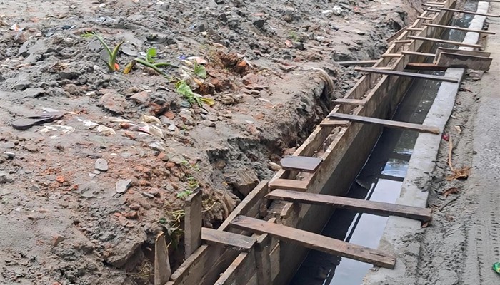 ​১০ লাখ টাকার ড্রেনের দেয়ালে ফাটল