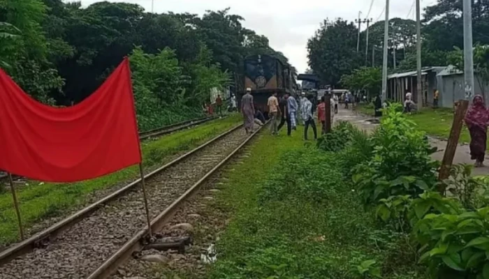 রেললাইনে লাল কাপড়, ঢাকা-ময়মনসিংহ রুটে ট্রেন চলাচল বন্ধ