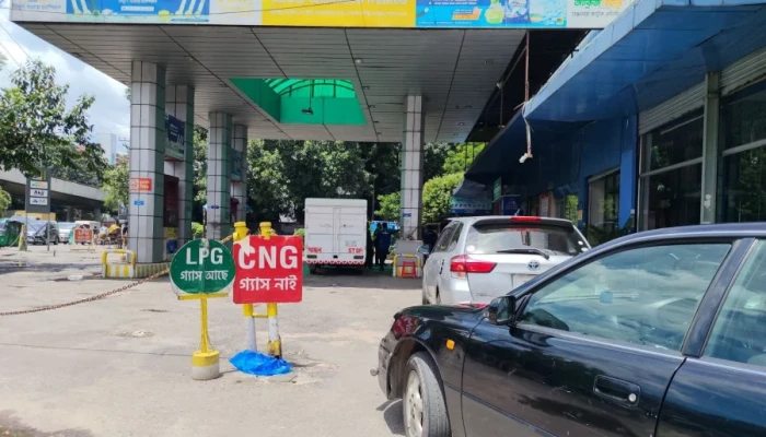 ঘণ্টার পর ঘণ্টা লাইনে দাঁড়িয়ে মিলছে ৬০ টাকার গ্যাস!