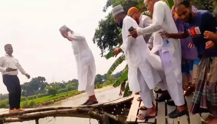 নীলফামারীতে এমপির সামনেই ভেঙে পড়ল সাঁকো!