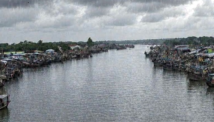 লোকসানের ধকলে জেলে ট্রলার ও আড়ত মালিক