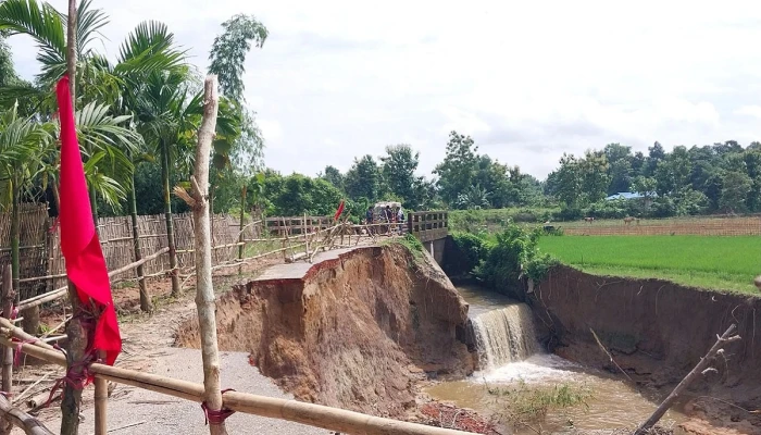 পাহাড়ি ঢলে ভেঙেছে সড়ক, ১১ গ্রামের যোগাযোগ বন্ধ