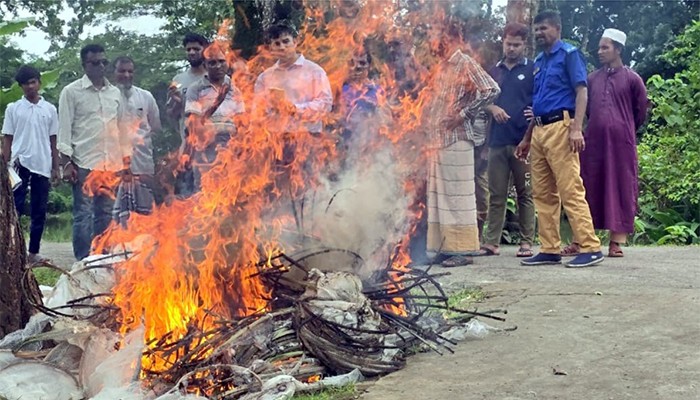 ​পোড়ানো হলো নিষিদ্ধ ভুসনা জাল, একজনের কারাদণ্ড