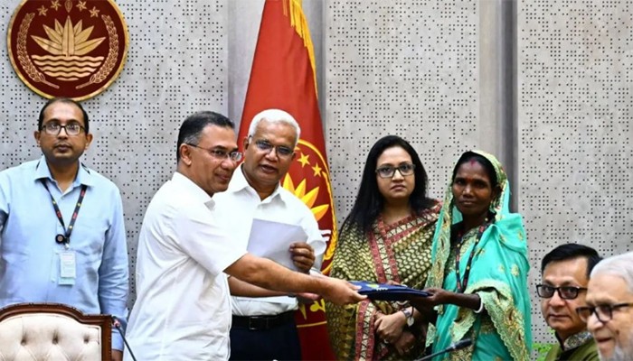 ​চা-শ্রমিকদের ২০ হাজার রেইনকোট দিচ্ছে সরকার