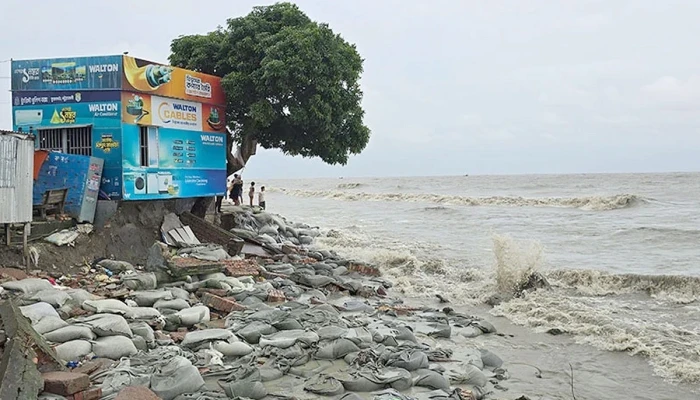 ভাঙছে কুয়াকাটা সমুদ্রসৈকত