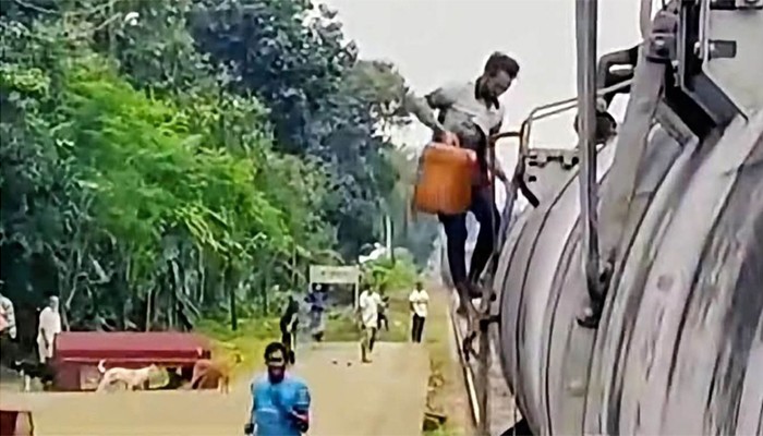 চলন্ত ট্রেন থেকে তেল চুরি, টনক নড়ল রেলওয়ে কর্তৃপক্ষের